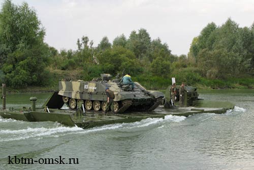 Fähre entfaltet im Wasser