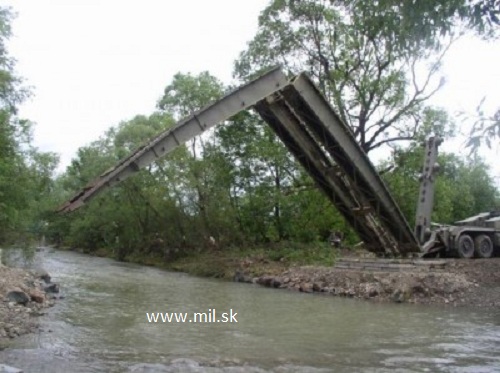 PM-55 beim Verlegen der Brücke