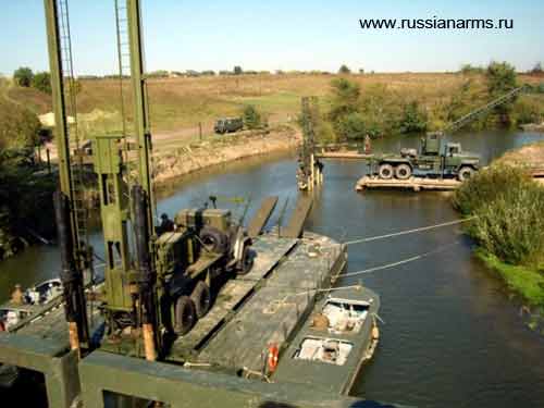 USB auf Kraz-260 beim Rammen auf einer Fähre SMP, im Hintergrund eine USM-2