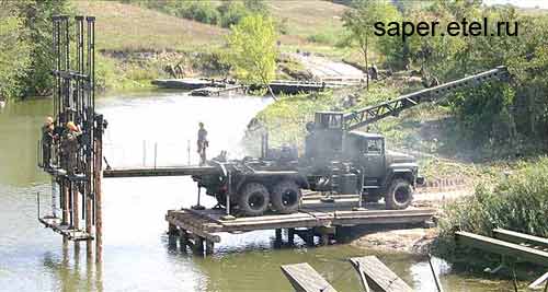 USM-2 beim Errichten einer Brücke