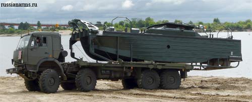 Bugsierboot BMK-MO auf Transportfahrzeug KamAZ 63501