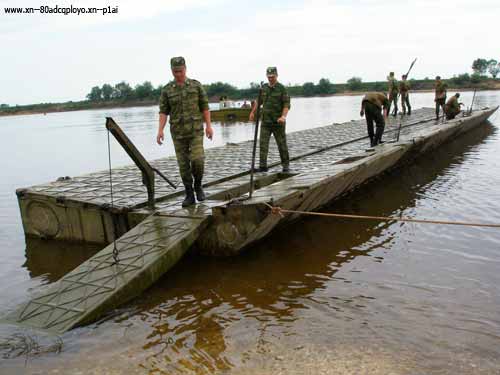 Flussponton für 20-t Brücke aufgeklappt