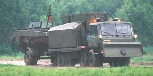 Bugsierboot Mo-634 auf Anhänger an Tatra T-815 Uferponton