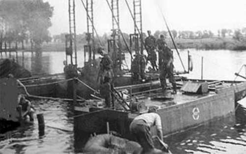 RF-64 in Arbeitsstellung mit 3 Rammsektionen DCB-6 und Bugsierboot